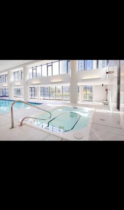 Spacious 2 Bedroom Plus Den, 2 Bath, Sleeps 5 With Balcony And Lakeview Downtown Toronto Condo Εξωτερικό φωτογραφία