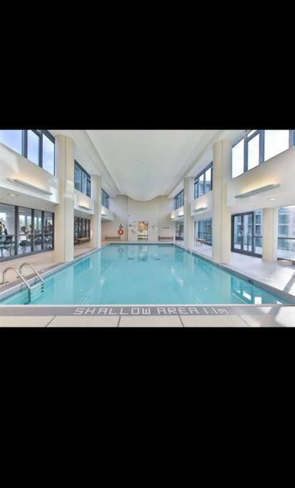 Spacious 2 Bedroom Plus Den, 2 Bath, Sleeps 5 With Balcony And Lakeview Downtown Toronto Condo Εξωτερικό φωτογραφία