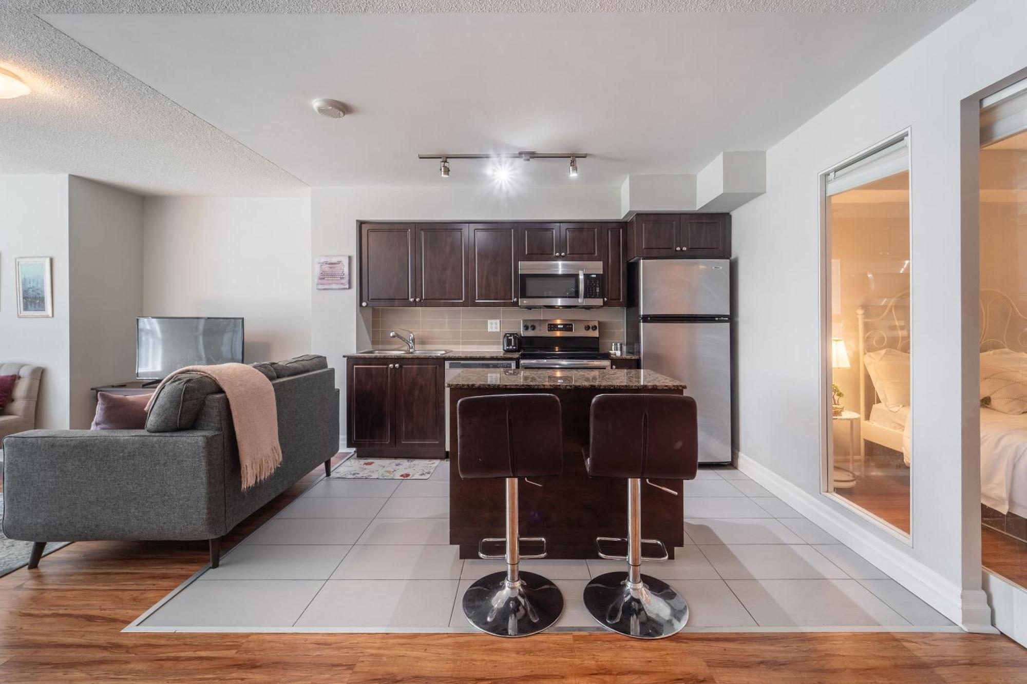 Spacious 2 Bedroom Plus Den, 2 Bath, Sleeps 5 With Balcony And Lakeview Downtown Toronto Condo Εξωτερικό φωτογραφία