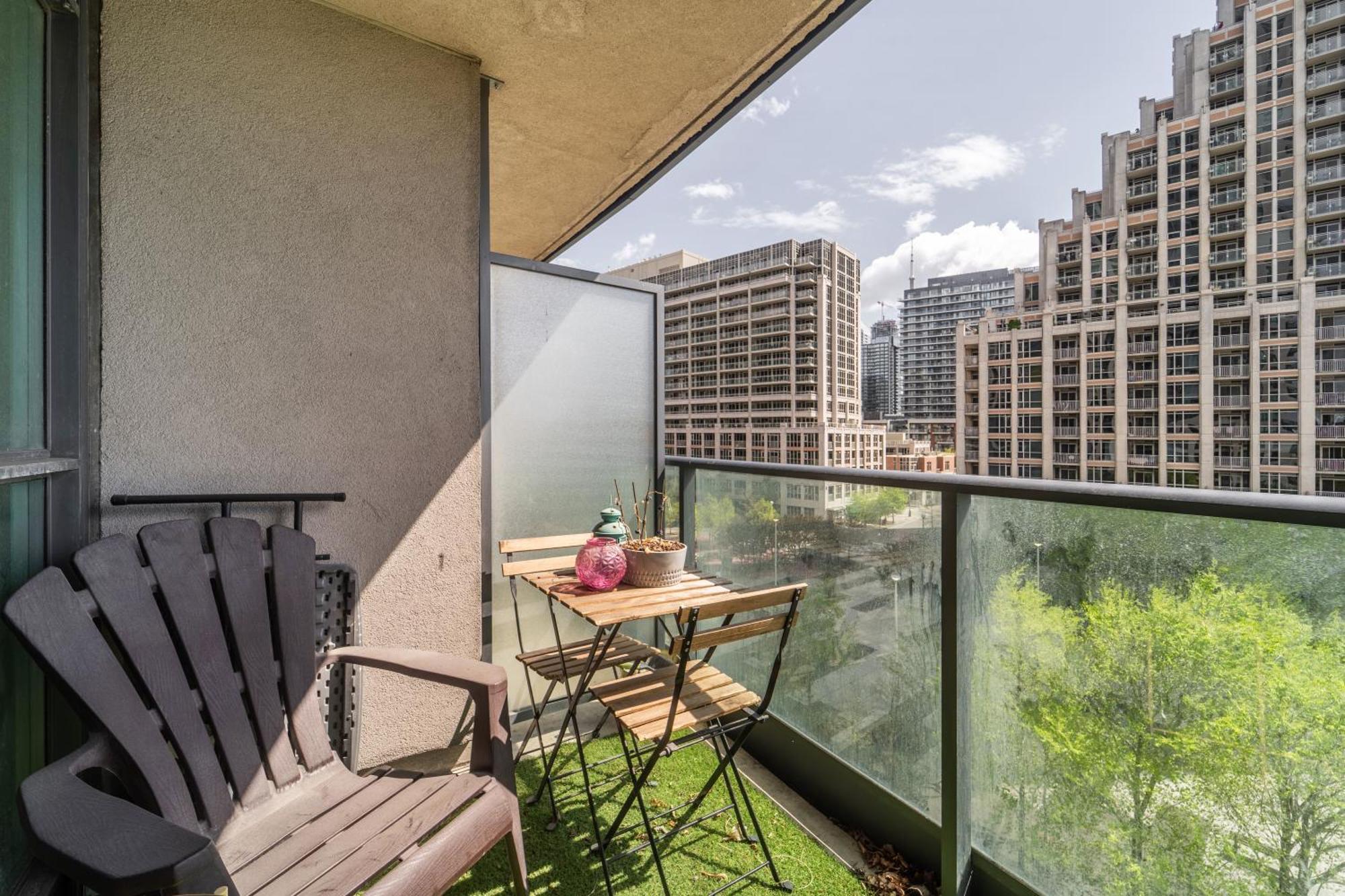 Spacious 2 Bedroom Plus Den, 2 Bath, Sleeps 5 With Balcony And Lakeview Downtown Toronto Condo Εξωτερικό φωτογραφία