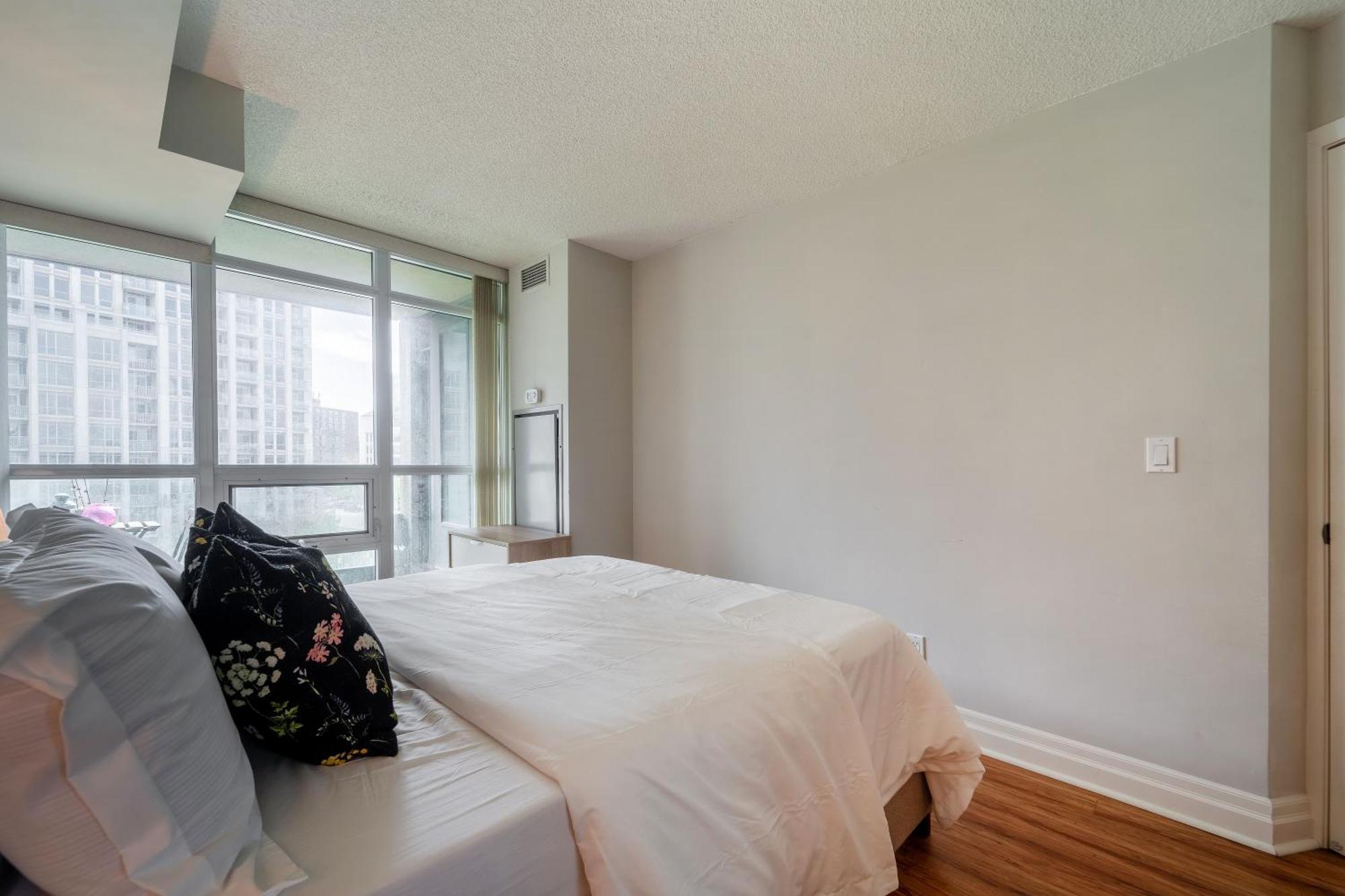 Spacious 2 Bedroom Plus Den, 2 Bath, Sleeps 5 With Balcony And Lakeview Downtown Toronto Condo Εξωτερικό φωτογραφία