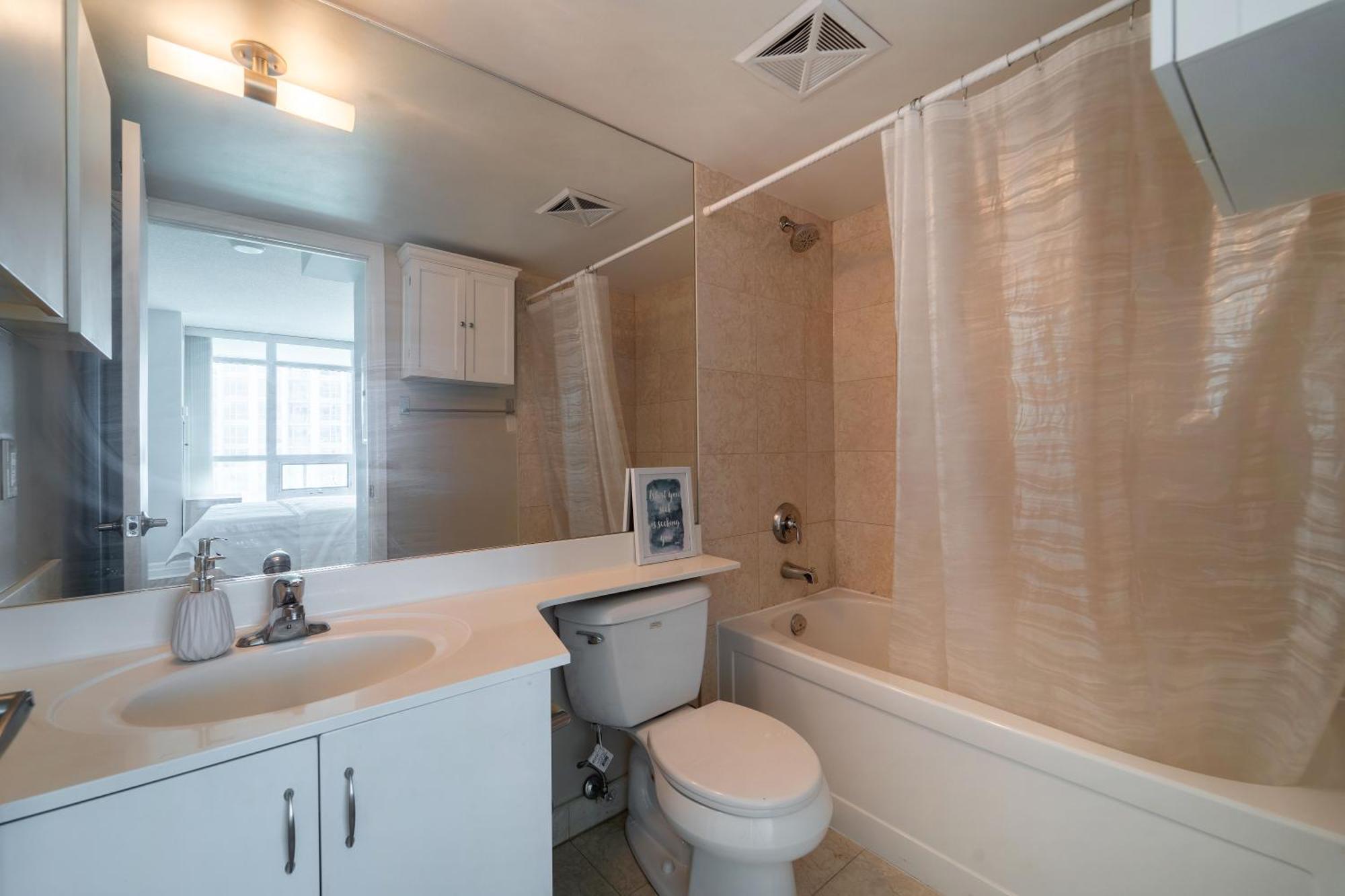 Spacious 2 Bedroom Plus Den, 2 Bath, Sleeps 5 With Balcony And Lakeview Downtown Toronto Condo Εξωτερικό φωτογραφία