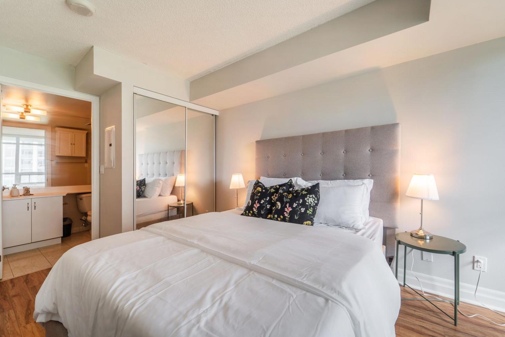 Spacious 2 Bedroom Plus Den, 2 Bath, Sleeps 5 With Balcony And Lakeview Downtown Toronto Condo Εξωτερικό φωτογραφία