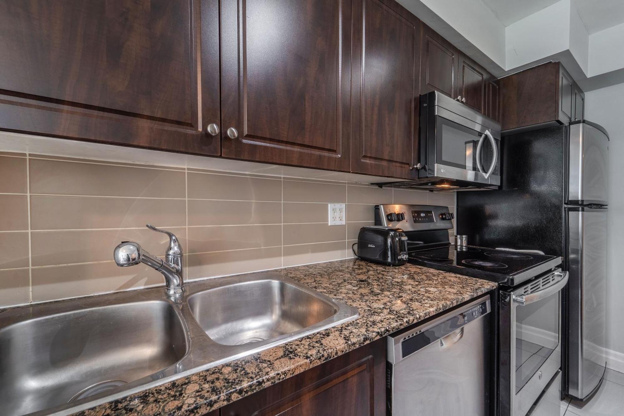 Spacious 2 Bedroom Plus Den, 2 Bath, Sleeps 5 With Balcony And Lakeview Downtown Toronto Condo Εξωτερικό φωτογραφία