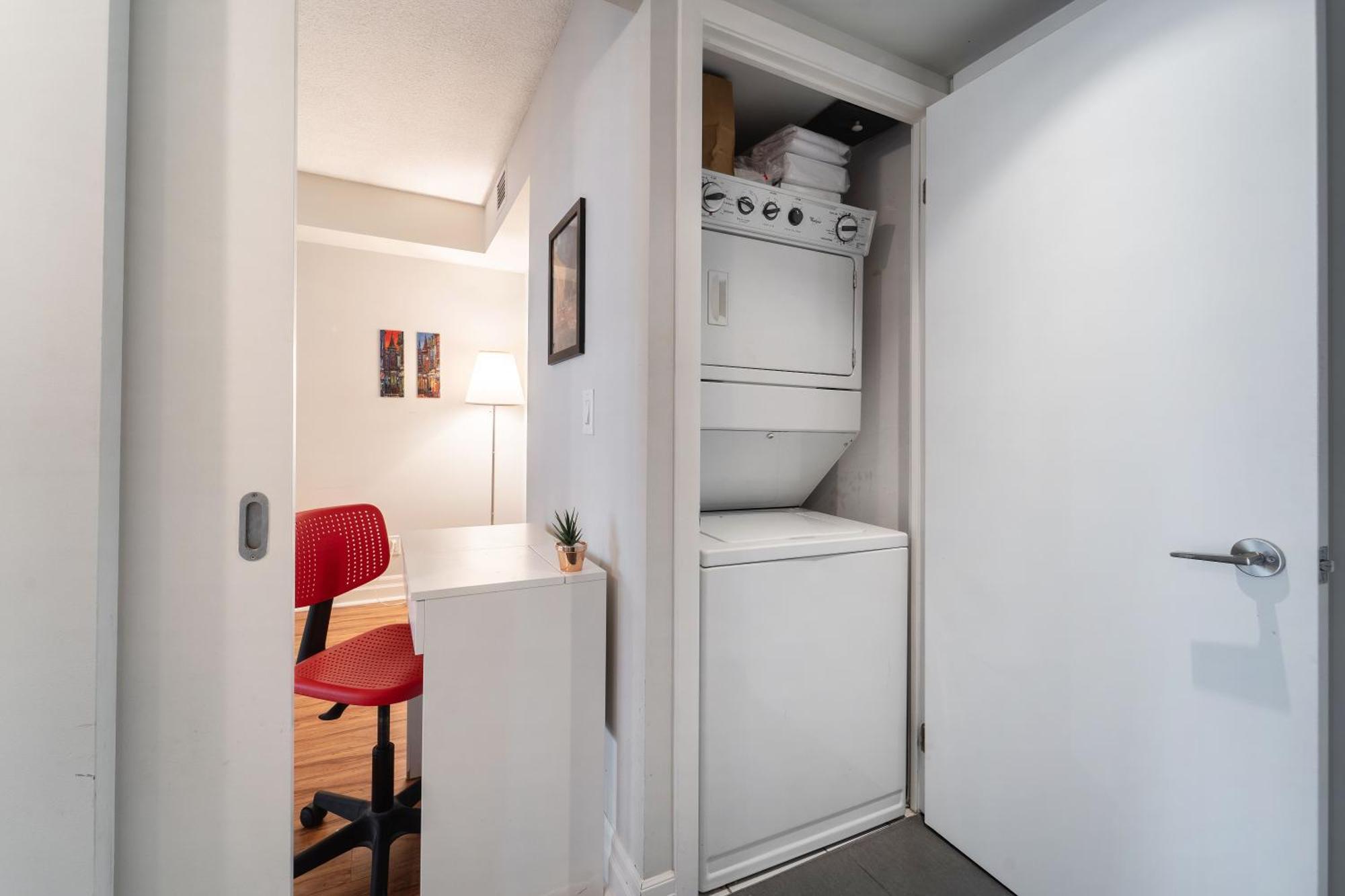 Spacious 2 Bedroom Plus Den, 2 Bath, Sleeps 5 With Balcony And Lakeview Downtown Toronto Condo Εξωτερικό φωτογραφία
