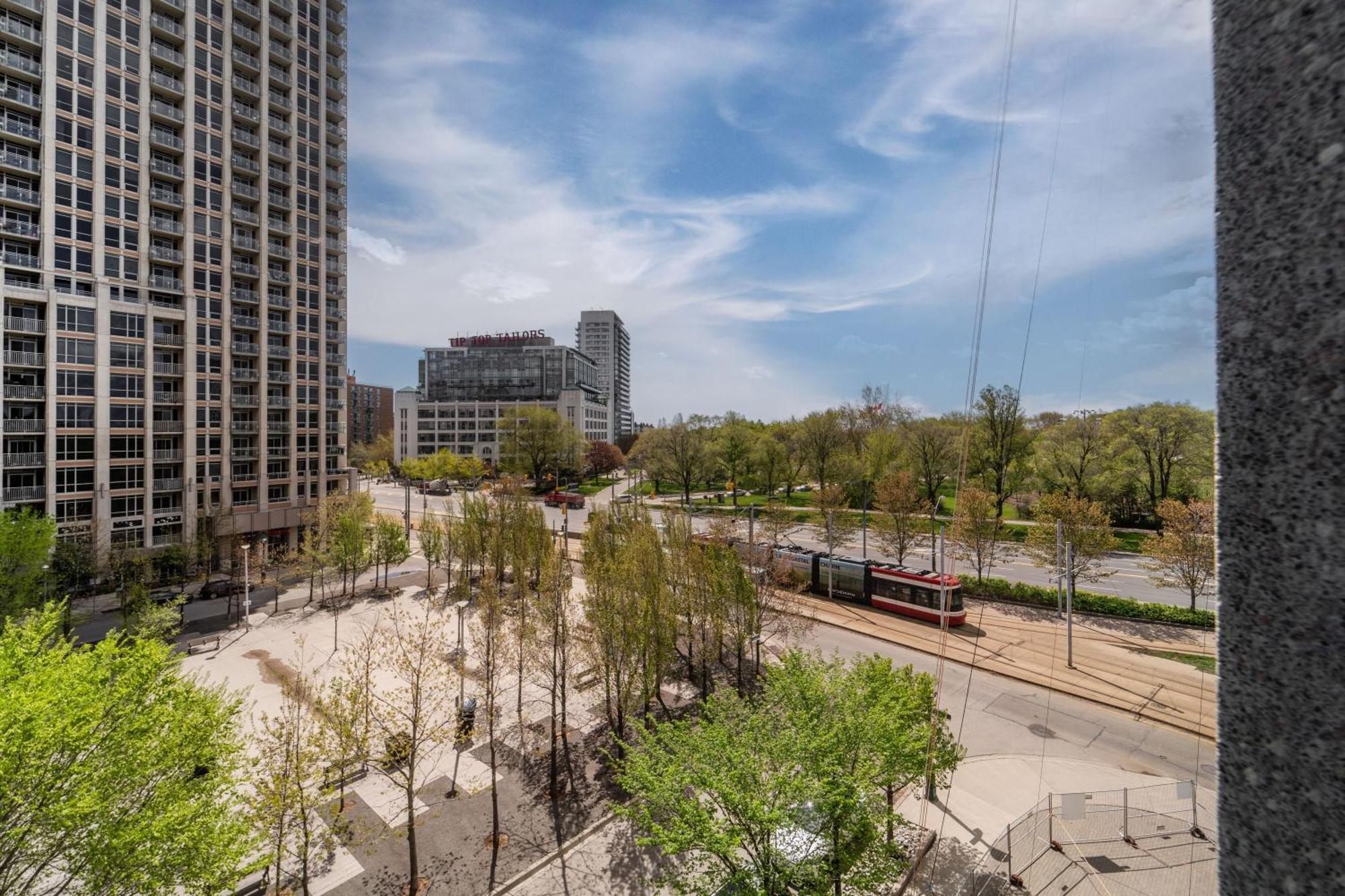 Spacious 2 Bedroom Plus Den, 2 Bath, Sleeps 5 With Balcony And Lakeview Downtown Toronto Condo Εξωτερικό φωτογραφία