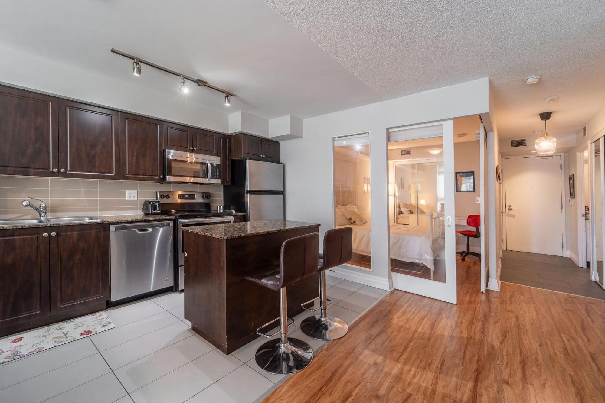 Spacious 2 Bedroom Plus Den, 2 Bath, Sleeps 5 With Balcony And Lakeview Downtown Toronto Condo Εξωτερικό φωτογραφία