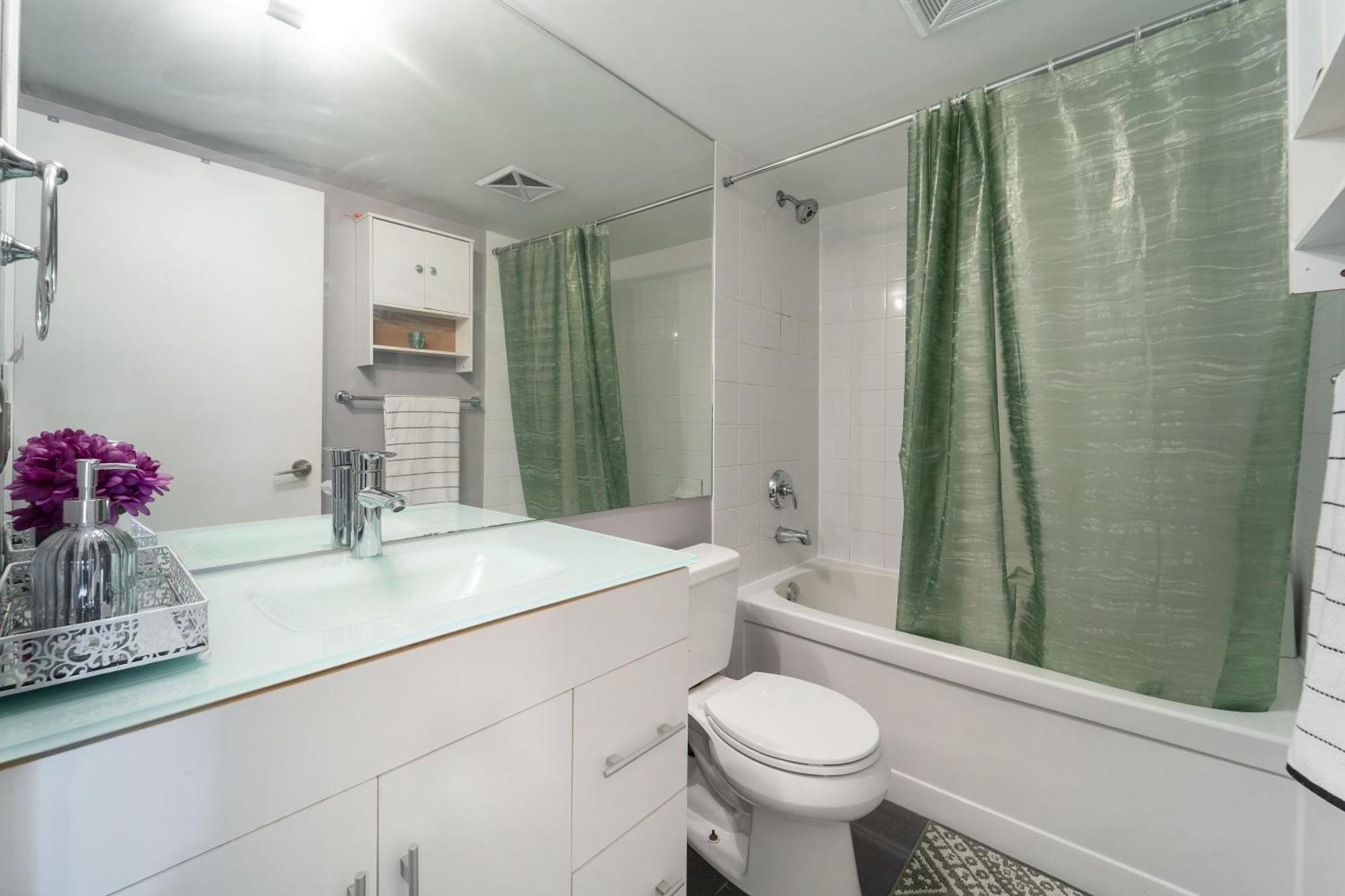 Spacious 2 Bedroom Plus Den, 2 Bath, Sleeps 5 With Balcony And Lakeview Downtown Toronto Condo Εξωτερικό φωτογραφία