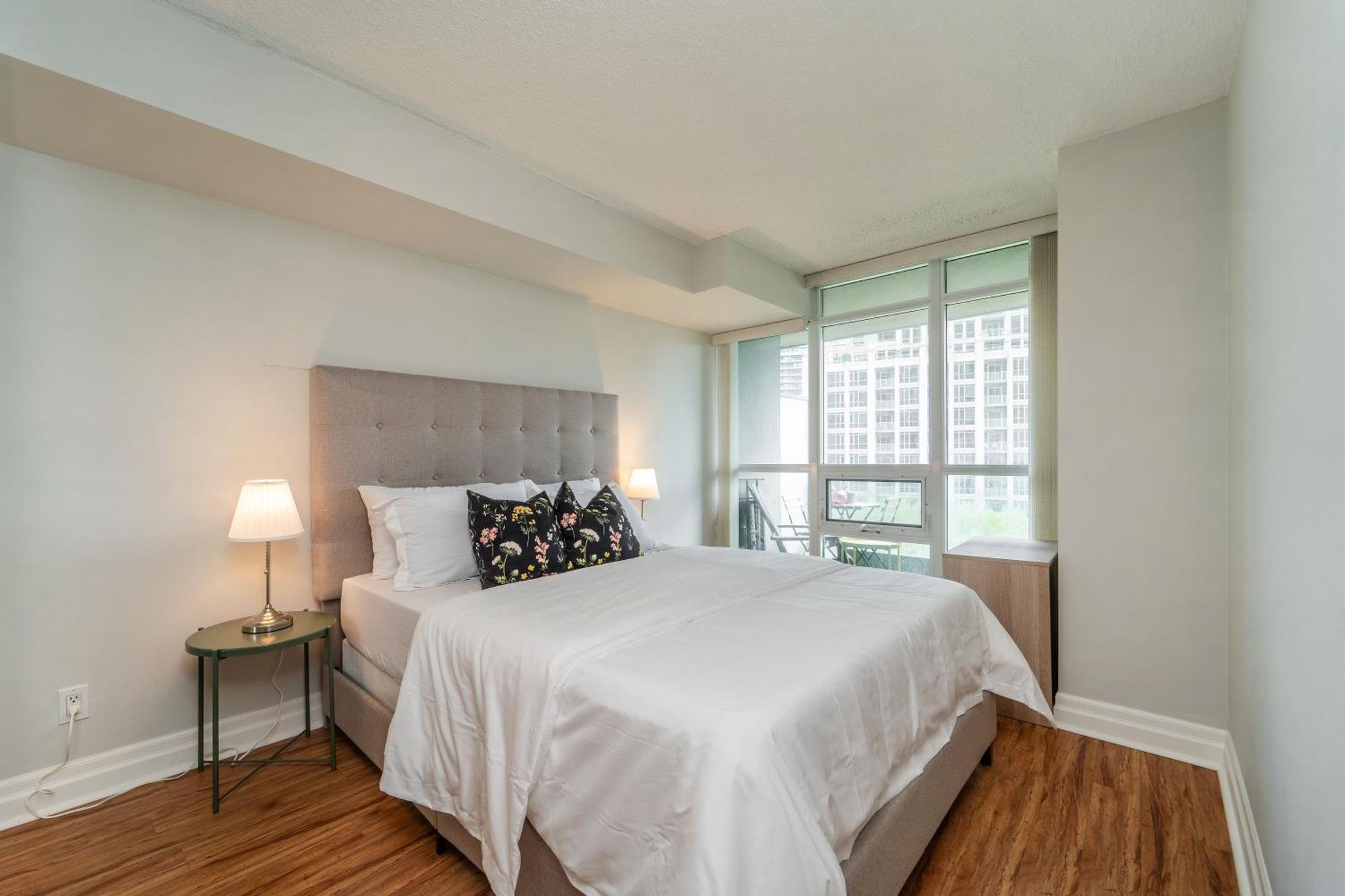 Spacious 2 Bedroom Plus Den, 2 Bath, Sleeps 5 With Balcony And Lakeview Downtown Toronto Condo Εξωτερικό φωτογραφία