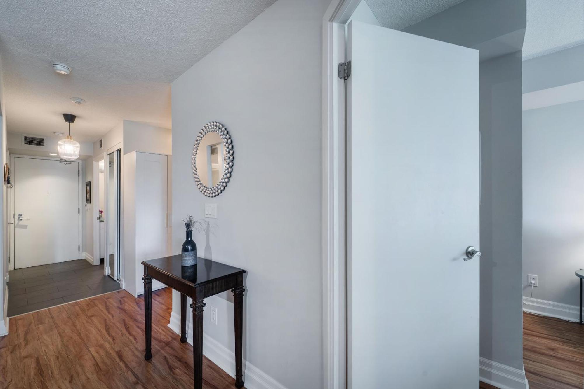 Spacious 2 Bedroom Plus Den, 2 Bath, Sleeps 5 With Balcony And Lakeview Downtown Toronto Condo Εξωτερικό φωτογραφία