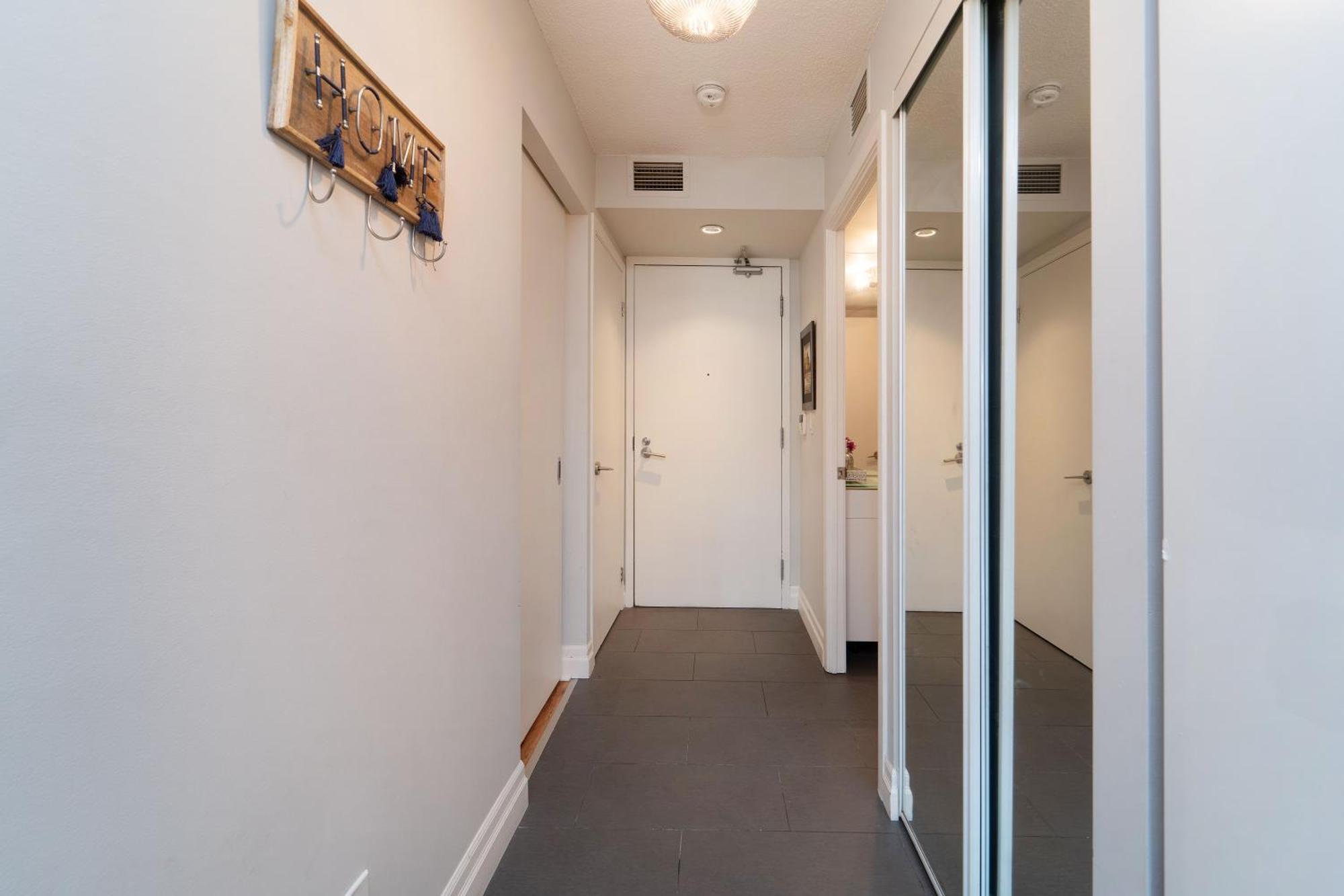 Spacious 2 Bedroom Plus Den, 2 Bath, Sleeps 5 With Balcony And Lakeview Downtown Toronto Condo Εξωτερικό φωτογραφία