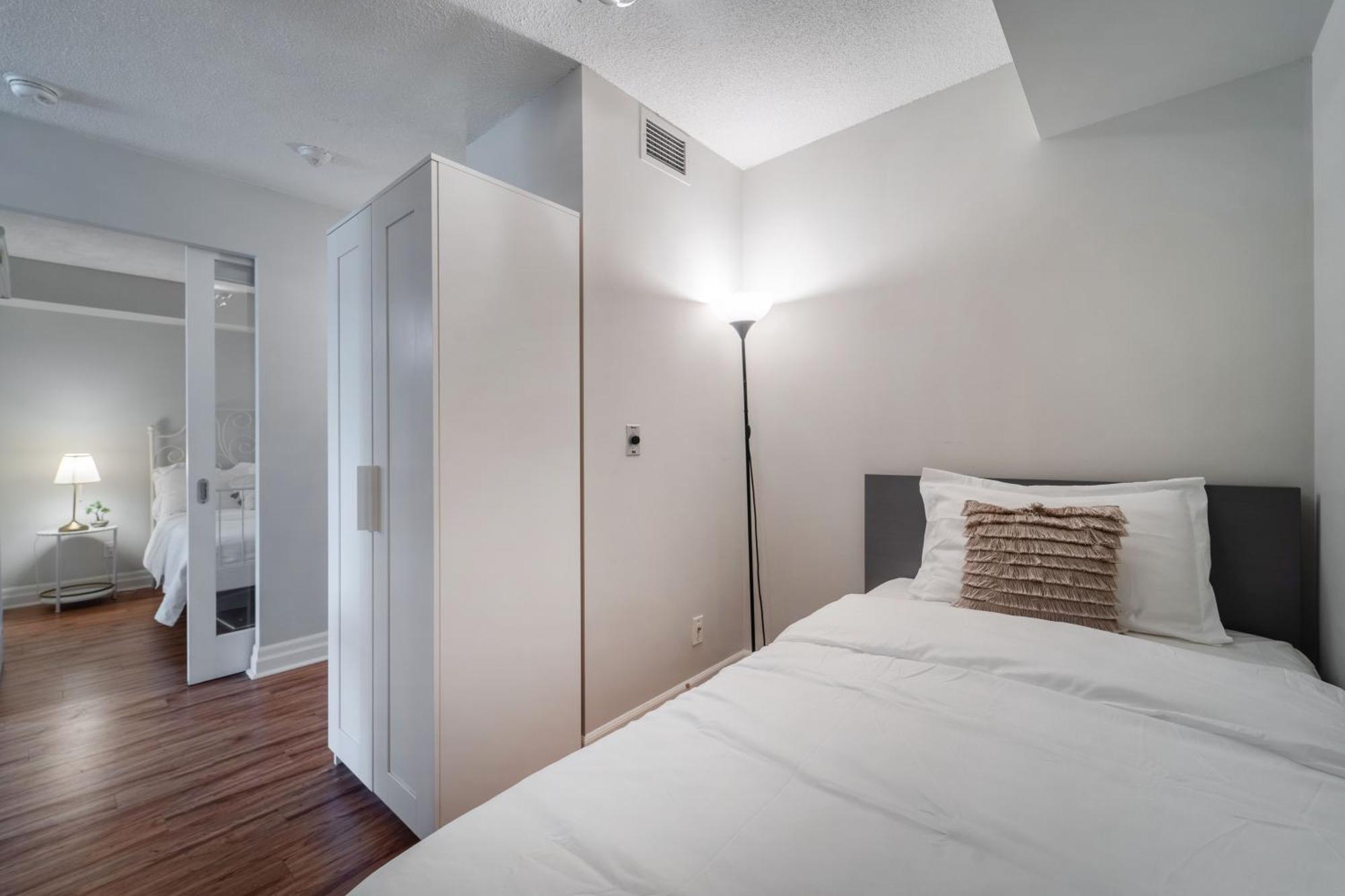 Spacious 2 Bedroom Plus Den, 2 Bath, Sleeps 5 With Balcony And Lakeview Downtown Toronto Condo Εξωτερικό φωτογραφία