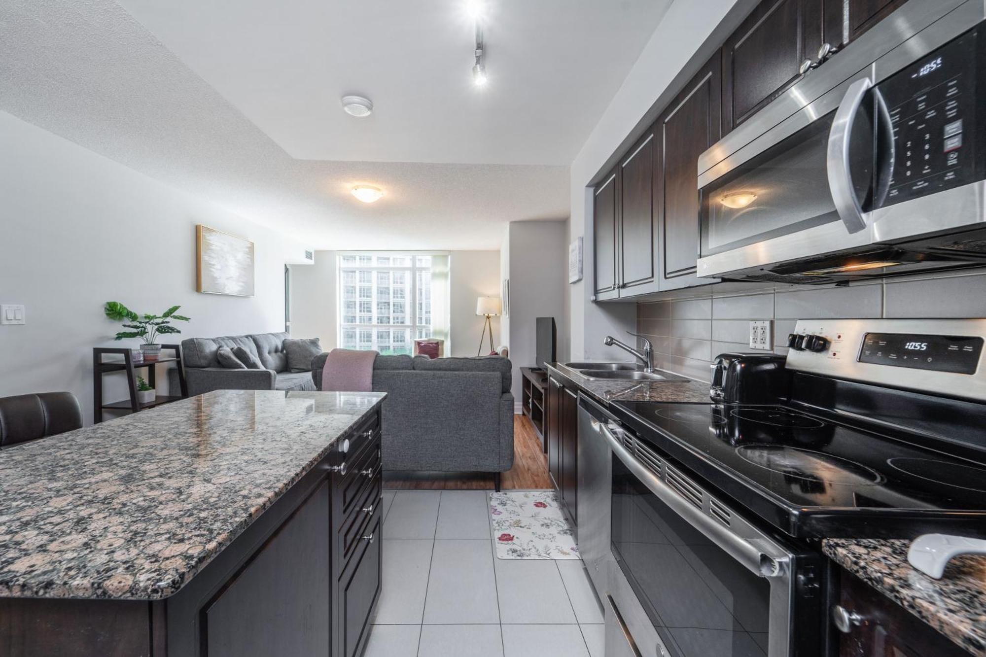 Spacious 2 Bedroom Plus Den, 2 Bath, Sleeps 5 With Balcony And Lakeview Downtown Toronto Condo Εξωτερικό φωτογραφία